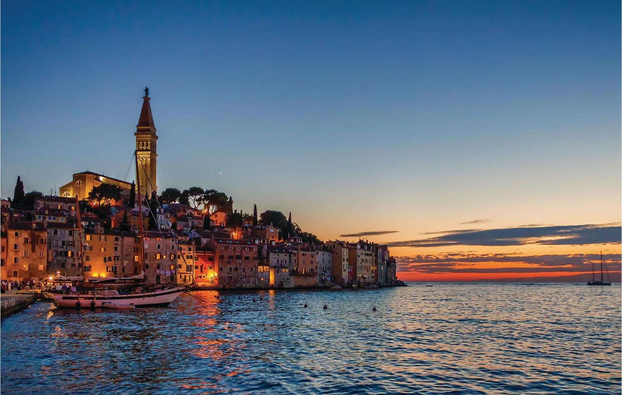 Lovely Apartment In Rovinj With Kitchen エクステリア 写真